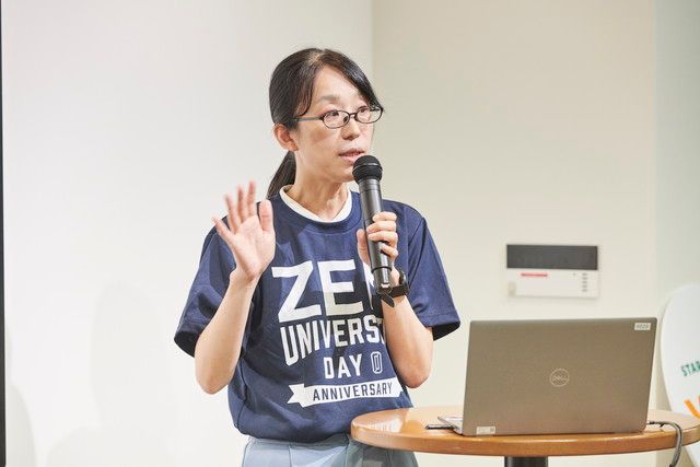 現代の若者世代の背景とZEN大学について説明するZEN大学事務局長の藤森志保氏