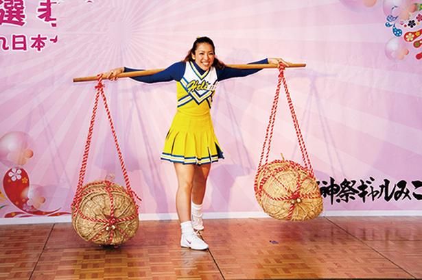天秤棒担ぎなどの数々の審査をクリアした女性が参加している