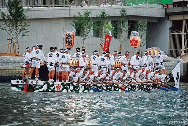 かがり火が水面に映った華麗な光景は、「火と水の祭典」とも呼ばれる。明かりがさらに映える夜の景色にくぎづけになること間違いなし