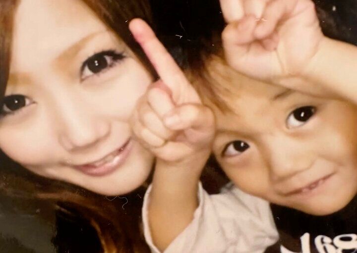 【写真・画像】「昼は工場、夜はラウンジ」“リアル14才の母”が明かす3時間睡眠の生活…夫とは息子が生後8か月の頃に離婚 1枚目