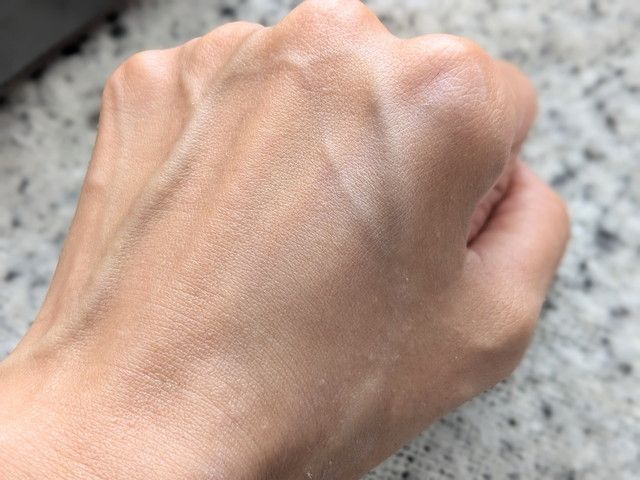 アンリミテッド セラム スムース パウダーを手の甲にのせたスウォッチ写真