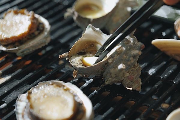 【京都府京都市】「貴船きらく」が川床を開始。新鮮な魚介を楽しむライブグリルコースが新登場