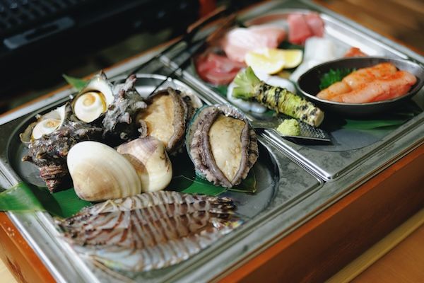 【京都府京都市】「貴船きらく」が川床を開始。新鮮な魚介を楽しむライブグリルコースが新登場