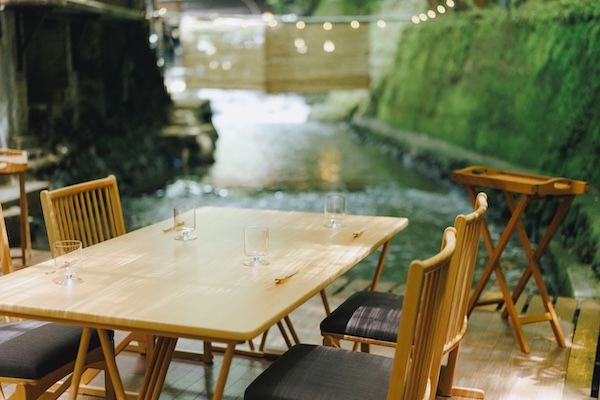 【京都府京都市】「貴船きらく」が川床を開始。新鮮な魚介を楽しむライブグリルコースが新登場