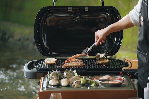 【京都府京都市】「貴船きらく」が川床を開始。新鮮な魚介を楽しむライブグリルコースが新登場