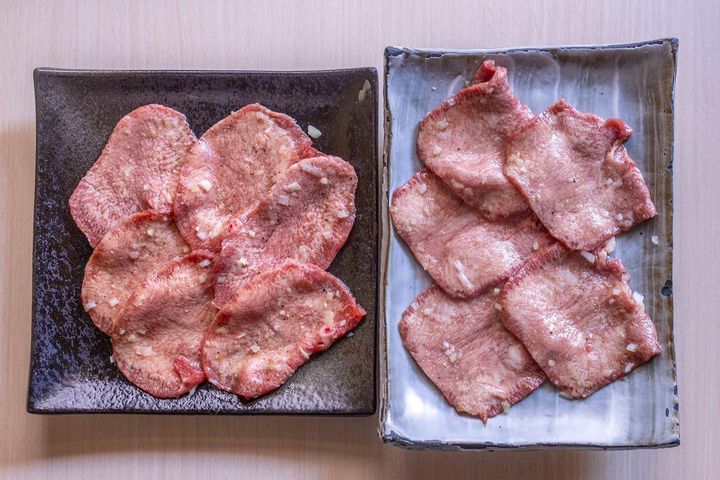ウルグアイ産のタン塩1,280円（左）とオーストラリア産の上タン塩1,880円。