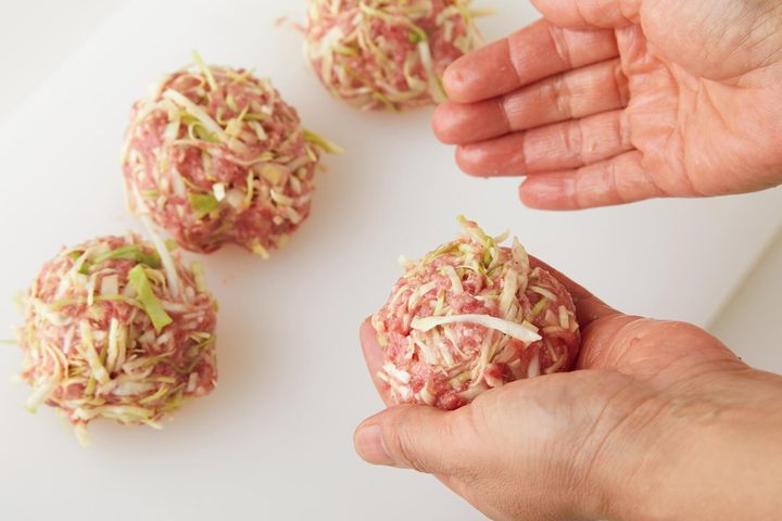 生地を丸く形づくる