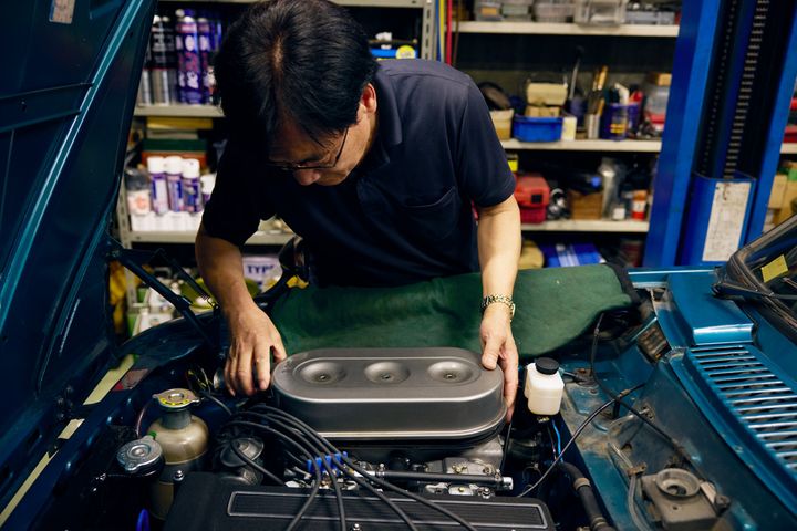 整備中の佐々木さん