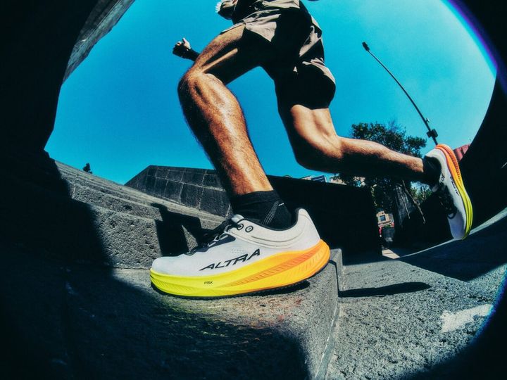 ALTRA（アルトラ）から、定番ロードランニングシューズ「TORIN」シリーズの最新モデル「TORIN 9」が登場。アウトソールに新たな「Vibram® XS DURA」を採用し、耐久性とグリップ力を高めるなど、シリーズ最大級のアップデートを施した一足として、2026年7月17日に発売される。