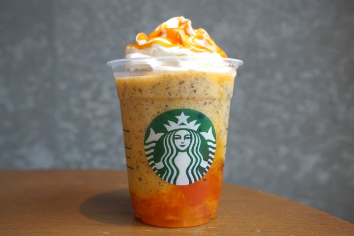 「ぎゅぎゅっと オレンジ ＆ マンゴー フラペチーノ®」カスタマイズ：キャラメルソース追加（無料）＋ホイップクリーム多め（無料）＋ホワイトモカシロップ追加（＋55円）＋チョコレートチップ追加（＋55円）