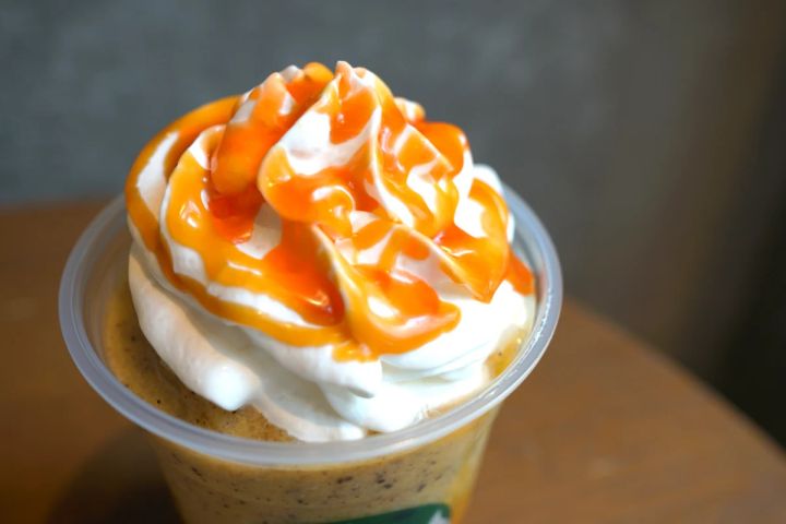「ぎゅぎゅっと オレンジ ＆ マンゴー フラペチーノ®」カスタマイズ：キャラメルソース追加（無料）