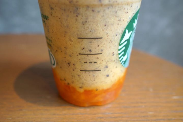 「ぎゅぎゅっと オレンジ ＆ マンゴー フラペチーノ®」カスタマイズ：ホワイトモカシロップ追加（＋55円）＋チョコレートチップ追加（＋55円）