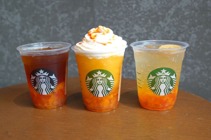 「ぎゅぎゅっと オレンジ ＆ マンゴー フラペチーノ®」、「チラックス ソーダ オレンジ ＆ マンゴー」、「クラフト ジューシー オレンジ ＆ マンゴー ティー」