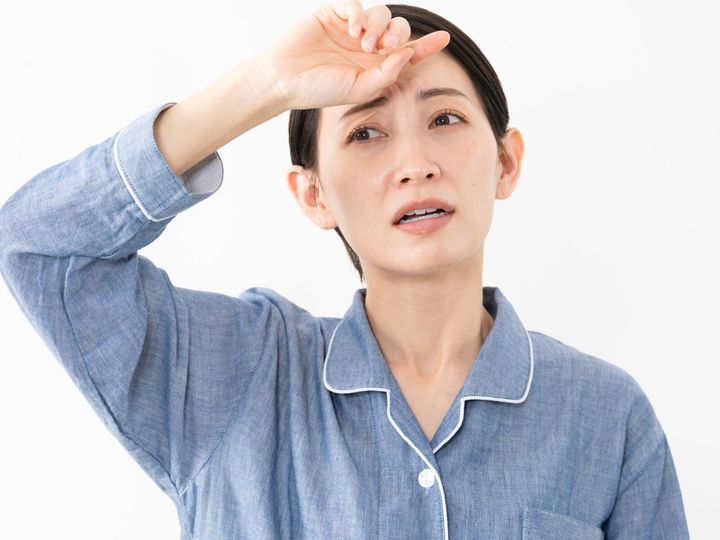【医師が回答】熱中症は日中の屋外だけで起こるものではありません。室内でも起こりますし、睡眠中の死亡例も少なくありません。気温が下がる夜間になぜ命に関わるほどの熱中症になってしまうのか、分かりやすく解説します。（※画像：Shutterstock.com）