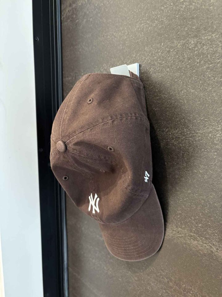 画像: 玄関ドアに付けてキャップの定位置に