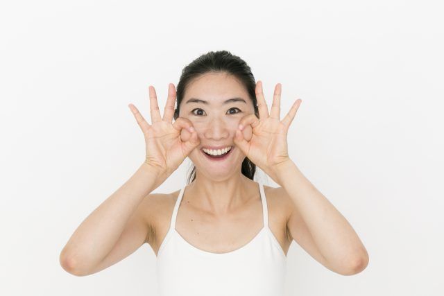 頬に手を当てた表情筋トレーニング