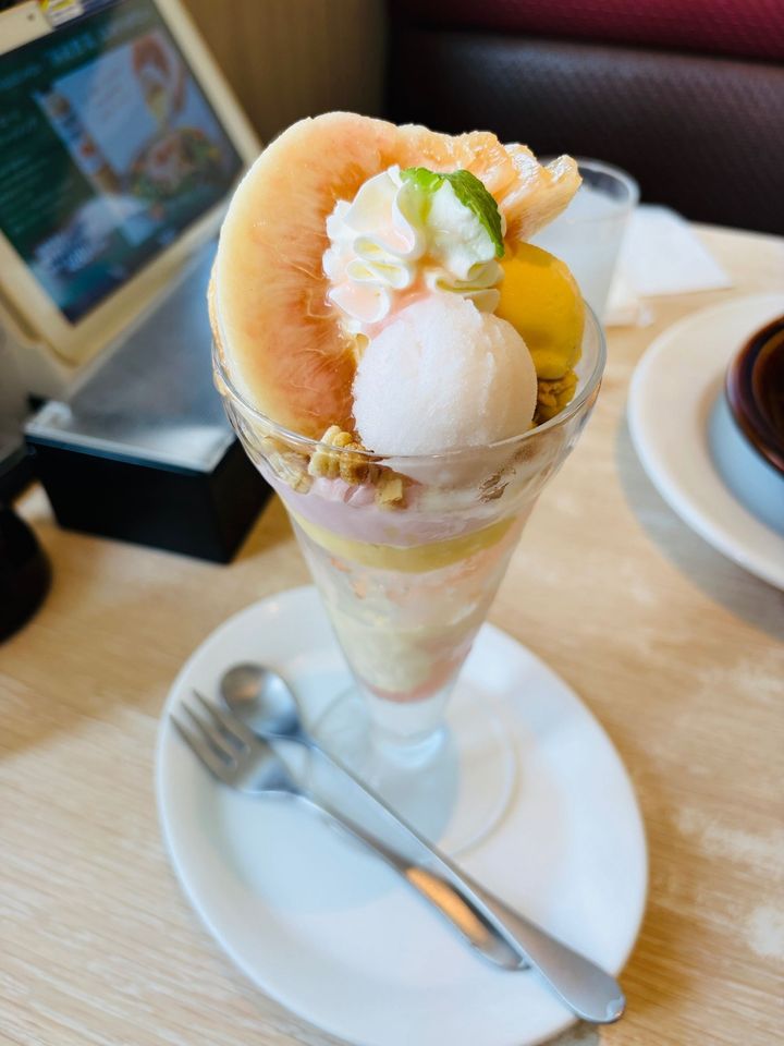 ファミレスとは思えない！完熟桃のパフェ