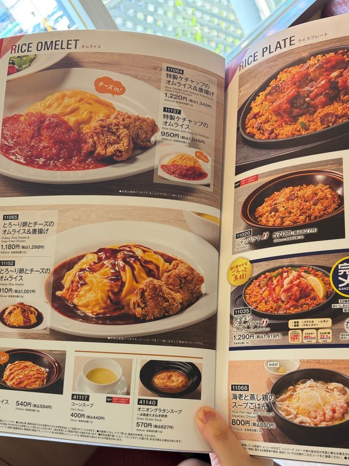 ファミレスとは思えない！完熟桃のパフェ