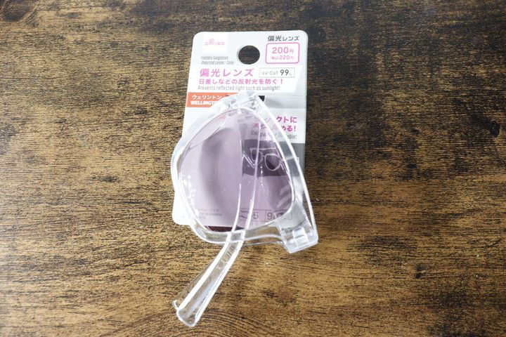 ダイソーのパッケージに入ったクリアフレームの偏光サングラス