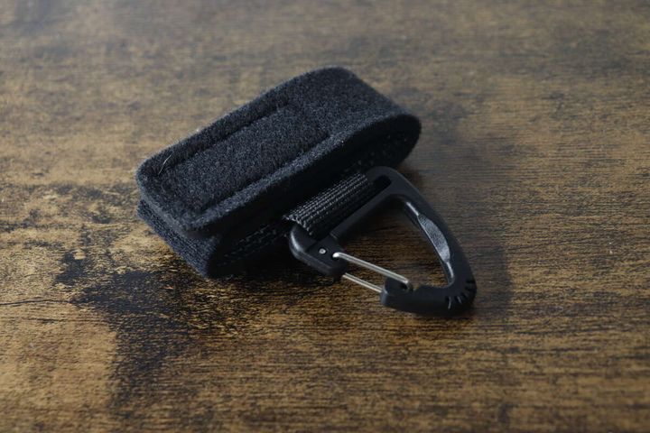 黒いベルトが巻かれた状態のダイソーのカラビナ単体