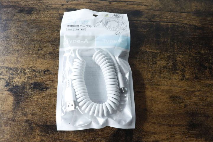 白いパッケージに入ったキャンドゥのType-Cコイルケーブル