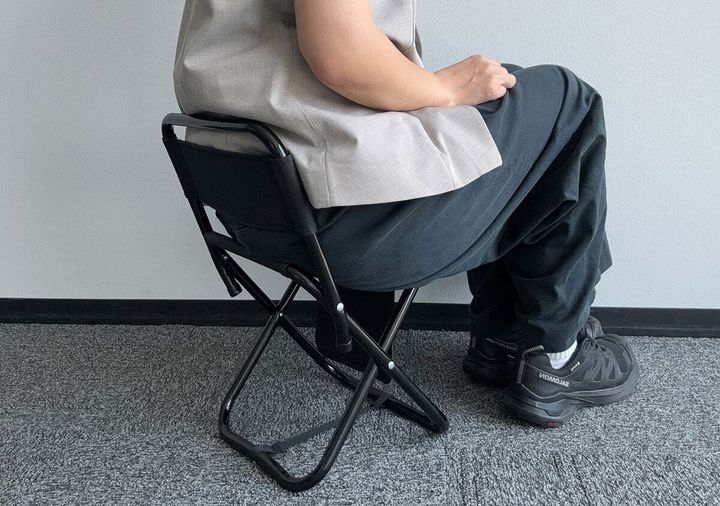男性がダイソーのレジャー椅子に座って使用している様子