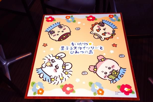 テーブルにもキャラクターがデザインされている 撮影：ソムタム田井