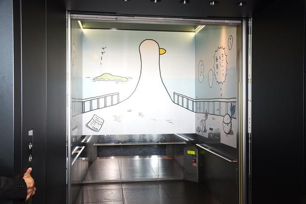 天望シャトル(エレベーター)の内装にも船が描かれている 撮影：ソムタム田井