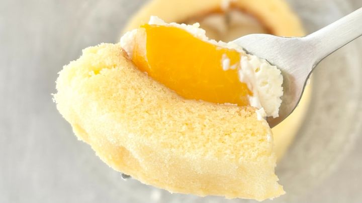 2種の桃が華やか！【ローソン】の人気ロールケーキは「値段も味も最強」