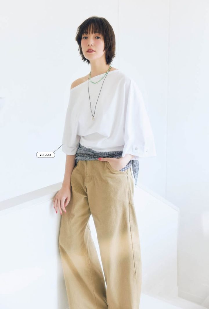 Tシャツ（ザラ／ザラ カスタマーサービス） パンツ￥7,900、腰に巻いたスカーフ￥4,600（ともにNOKCHA） ビーズネックレス￥4,950（ラヴィッシュゲート） コードペンダント￥20,900（ニナ・エ・ジュール／ショールーム ロイト）