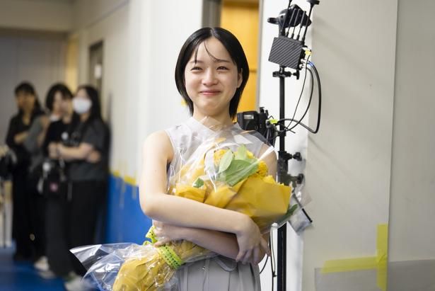 【写真を見る】2026年だけで5本の出演映画が公開！注目の若手女優がクランクアップで感極まって涙… [c]IDKYPs./Pyramide Productions