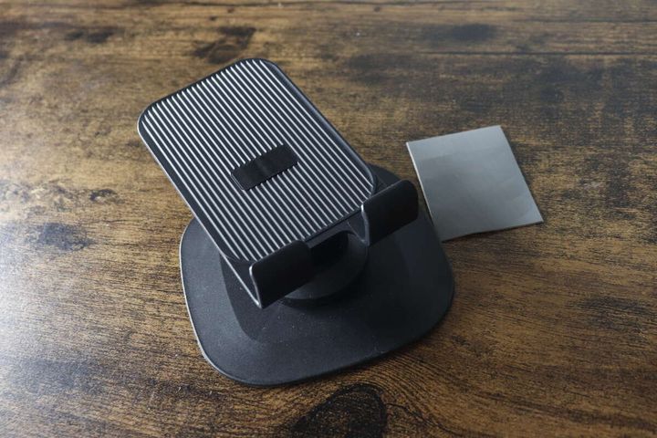 黒いスマホスタンド本体と付属の滑り止めシール