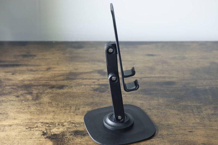 軸を伸ばして高さを出したスマホスタンドの側面