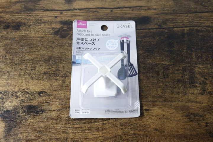 ダイソー回転キッチンフックのパッケージを木目のテーブルに俯瞰で撮影