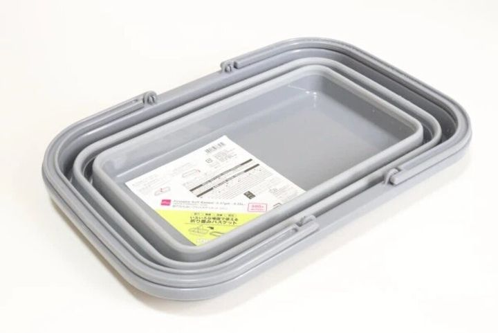 グレーの折りたたみソフトバスケットが畳まれ商品ラベルが見える状態