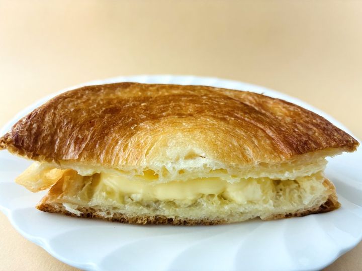 「背徳感高め！」「超美味しかった！」【ファミマ】「も～っちり食感クロワッサンロール（ダブルカスタード）」