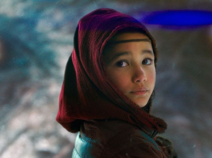 18歳で亡くなった『ゴジラvsコング』出演子役の死因が明らかに（映画『ゴジラvsコング』より） 写真提供：AFLO width=