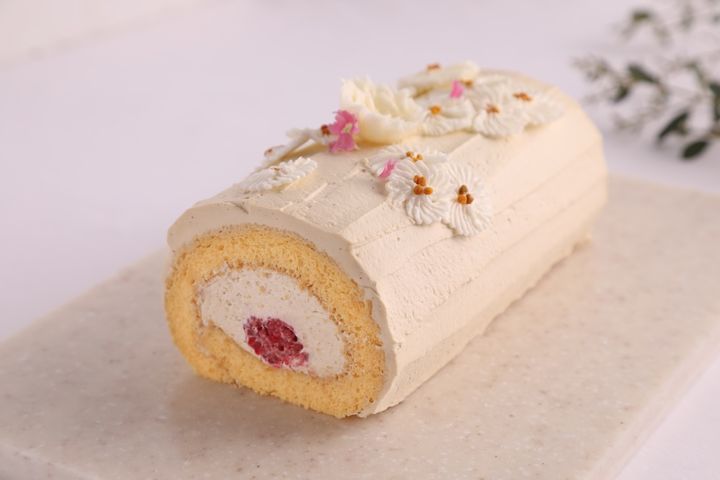 ほうじ茶と⽊苺のロールケーキ