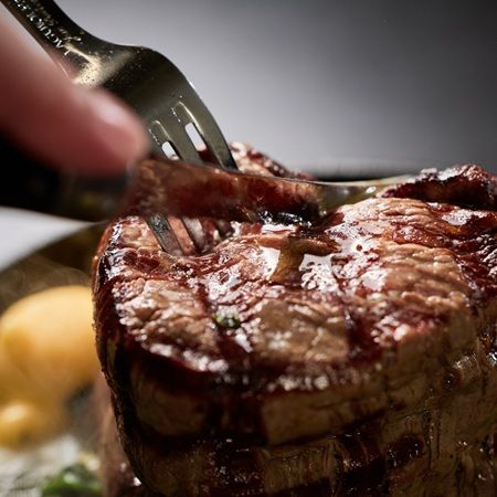 【沖縄県那覇市】可愛さ×背徳感！国産牛の雌牛のみ使ったステーキハウス「MOO-MOO SPARK」オープン