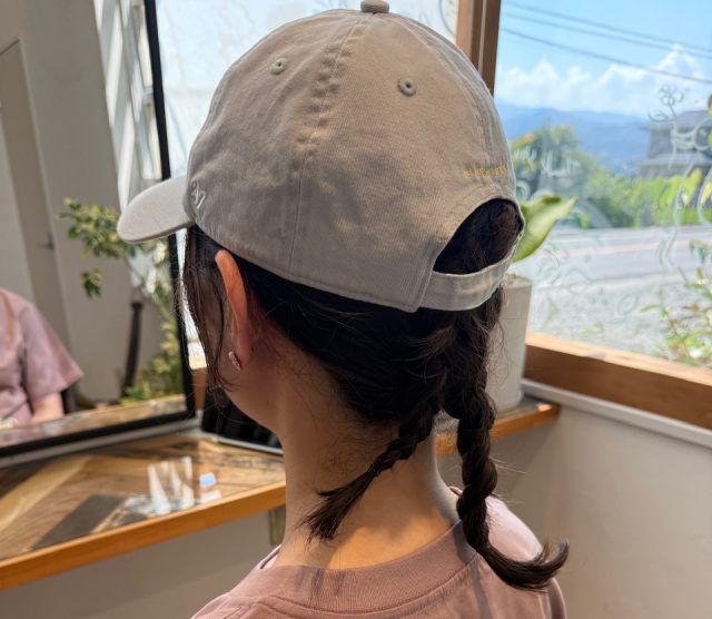 キャップ被ったヘアアレンジ