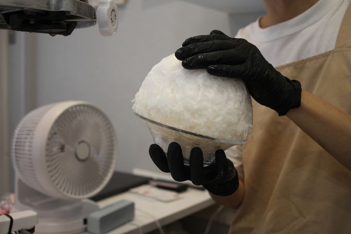 削った氷の形を整える