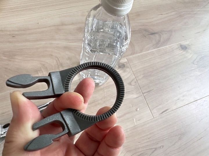 バックルを少し広げてペットボトルに取り付ける