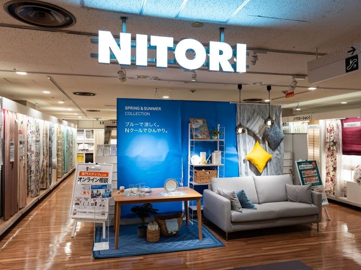 「ニトリ」から発売されている「たためる アルミランドリーバスケット」が、コンパクトに収納できる利便性で人気を集めています。公式Xが取り上げた購入者の投稿とともに、同商品の魅力を紹介します。