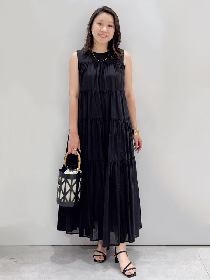 体のラインを拾わないティアードのAラインワンピが、華やかに見せてくれる 出典：WEAR