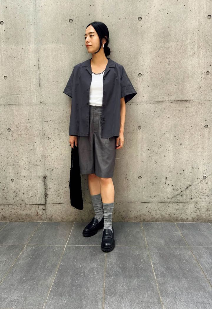 シャツ、パンツ／ともにムジラボ タンクトップ、バッグ、ソックス／ともにババコ 靴／ジャンヴィト ロッシ イヤアクセ／マルレナ
