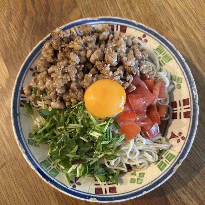 ソンべ焼きに素麵のまぜそばを盛った画像
