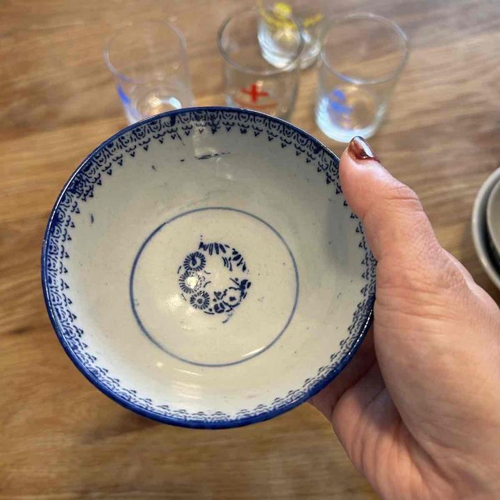 日本の古い茶碗（上から絵柄を見た写真）