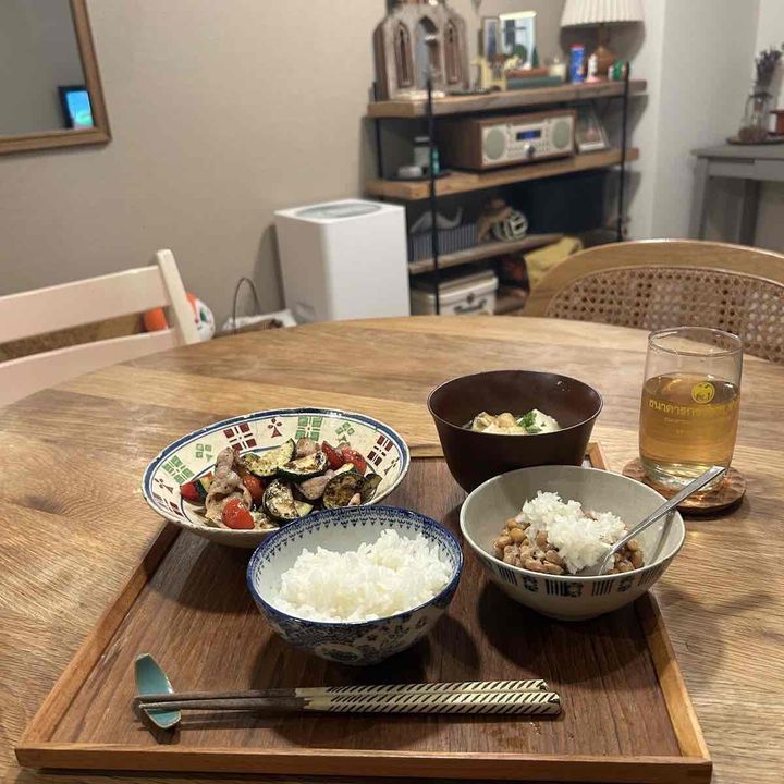 器の組み合わせを楽しんでいる食事の写真
