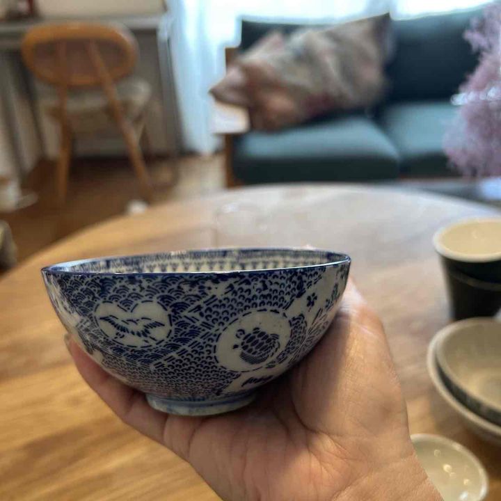 鶴と亀が描かれた日本の古い茶碗