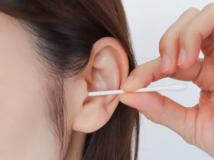 【医師が回答】「耳垢が湿っていれば必ずワキガ」という説があるようですが、耳垢の状態はあくまで補助診断の1つです。自分では気付きにくいワキガの特徴や正しい診断方法、さらに有効な治療法まで、分かりやすく解説します。（※画像：Shutterstock.com）
